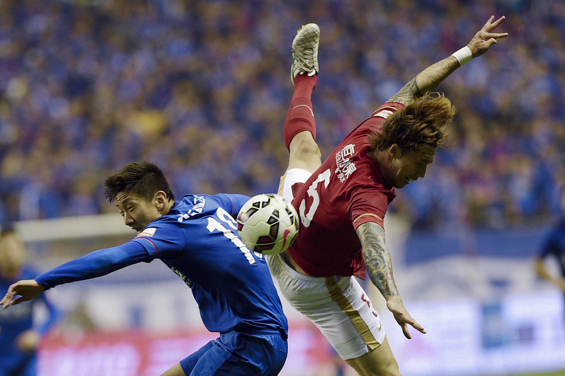 爱游戏-足球运动员在赛场上秀出高超技艺 第1张 爱游戏-足球运动员在赛场上秀出高超技艺 第1张