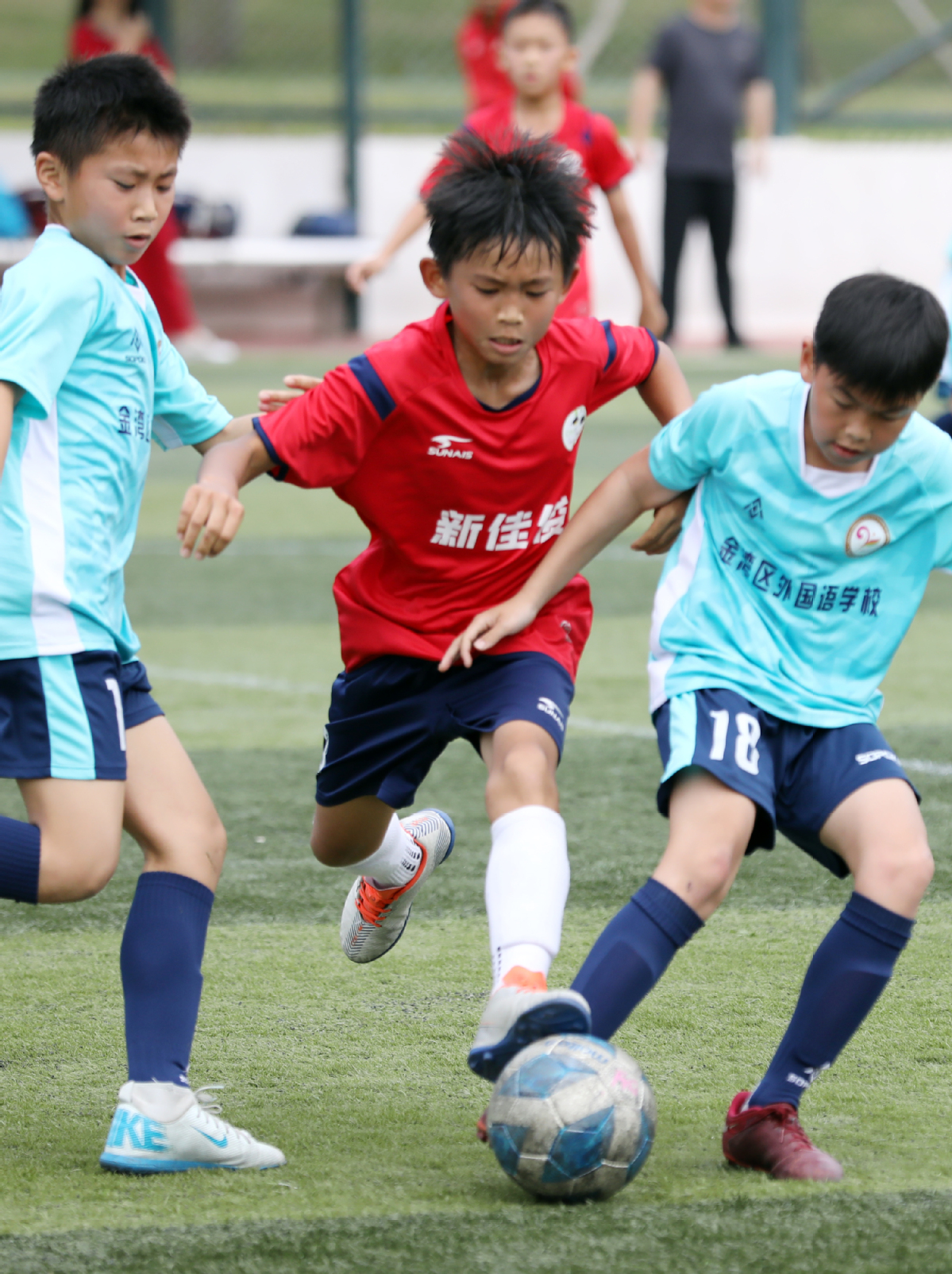 爱游戏-足球运动员在赛场上秀出高超技艺 第2张 爱游戏-足球运动员在赛场上秀出高超技艺 第2张